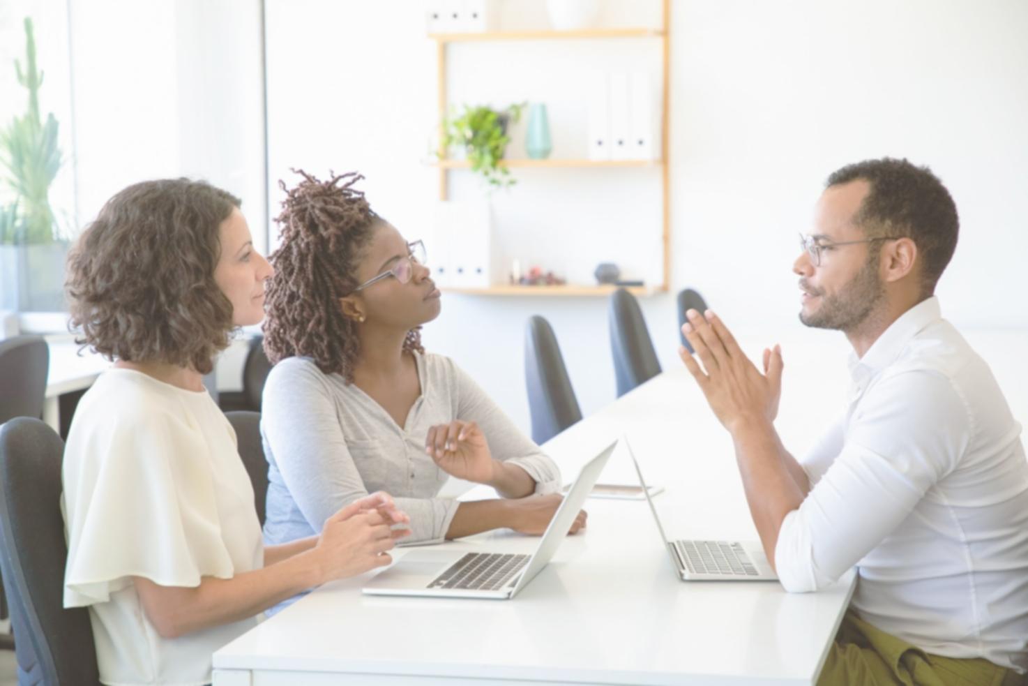 Équipe poveltincrew travaillant en collaboration sur des stratégies budgétaires